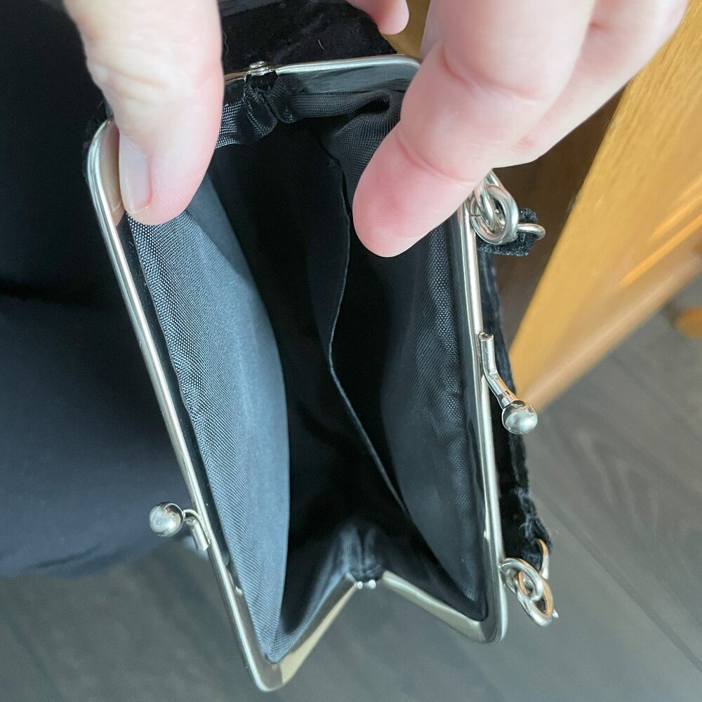 Adorable black velvet purse clutch with detachable handle - Picture 3 of 5